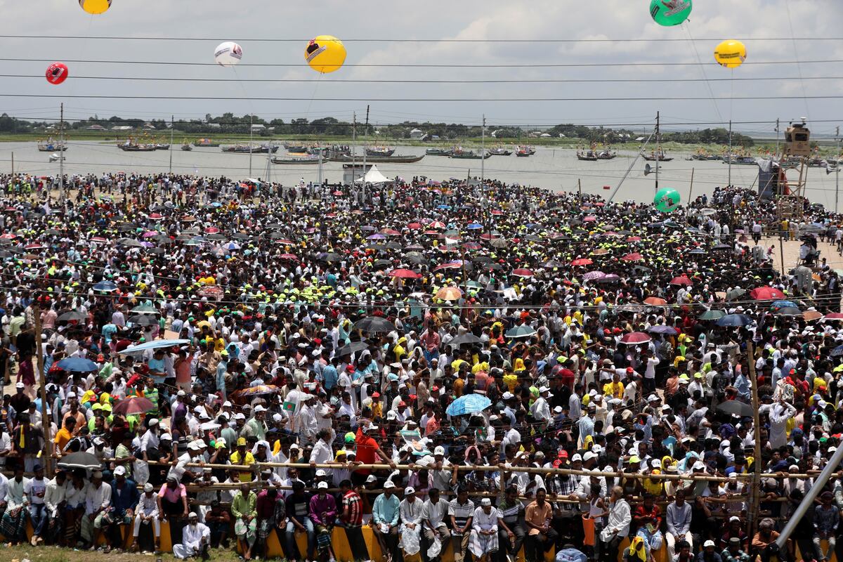 Una multitud en la inauguración del puente. (AP/Mahmud Hossain Opu)