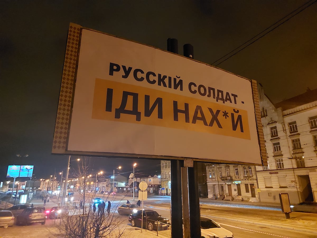 Soldado ruso, ¡andate a la mierda!, reza un cartel en las afueras de Lviv. (Foto / Federico Piccioni Aimar)
