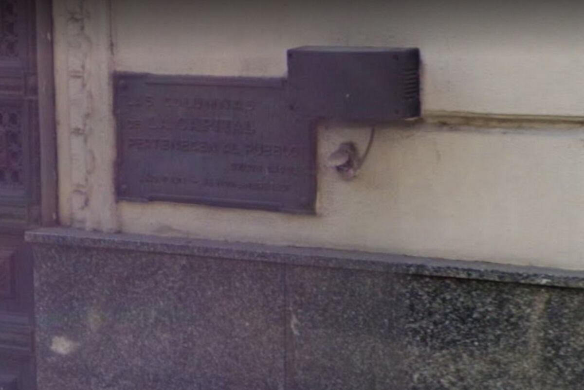 Inseguridad. Ladrones robaron la placa de bronce de la sede del diario rosarino "La Capital". (Foto / La Capital)
