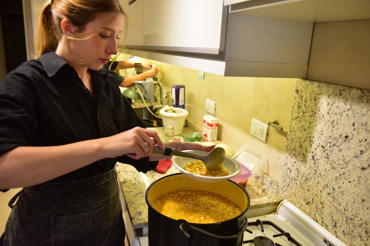 Para 25 porciones, Nina gastó $ 22.000 en insumos mientras que un locro tradicional para diez personas hoy se necesitan $ 24.000. (José Hernández / La Voz)