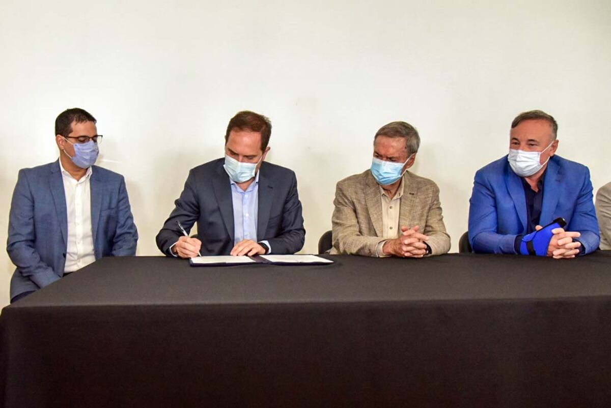 El gobernador en hospital Pasteur donde entrego nuevo equipamiento.
Y también firmo convenio con intendentes Gill y Graglia por obra de circunvalación Villa María - Villa Nueva. (La Voz)