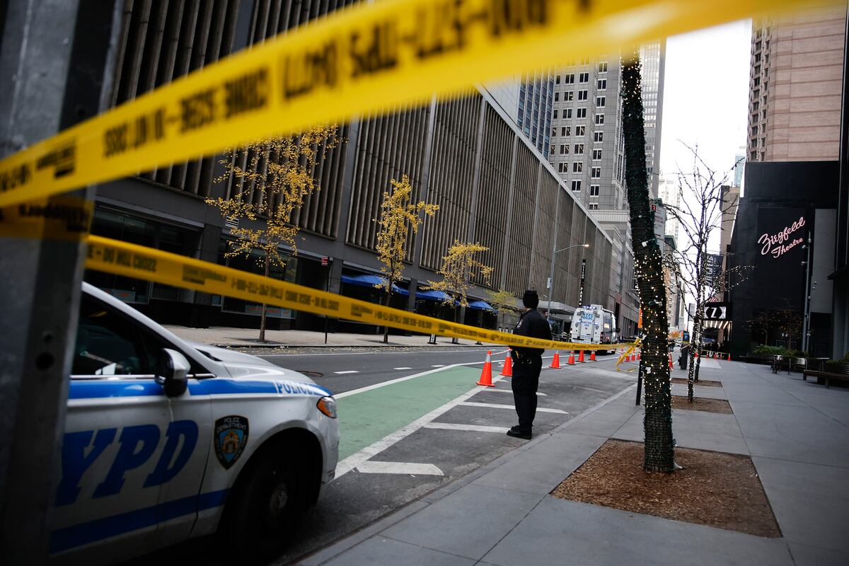 Un agente de la policía de Nueva York monta guardia en la Calle 54 afuera del Hotel Hilton en Manhattan donde Brian Thompson, el CEO de UnitedHealthcare, fue asesinado a tiros el miércoles 4 de diciembre de 2024, en Nueva York. (AP Foto/Stefan Jeremiah)