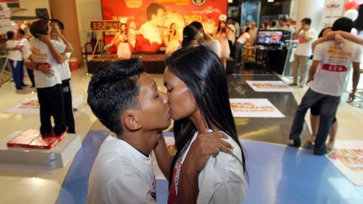 La pareja tailandesa que se dio el beso más largo del mundo.