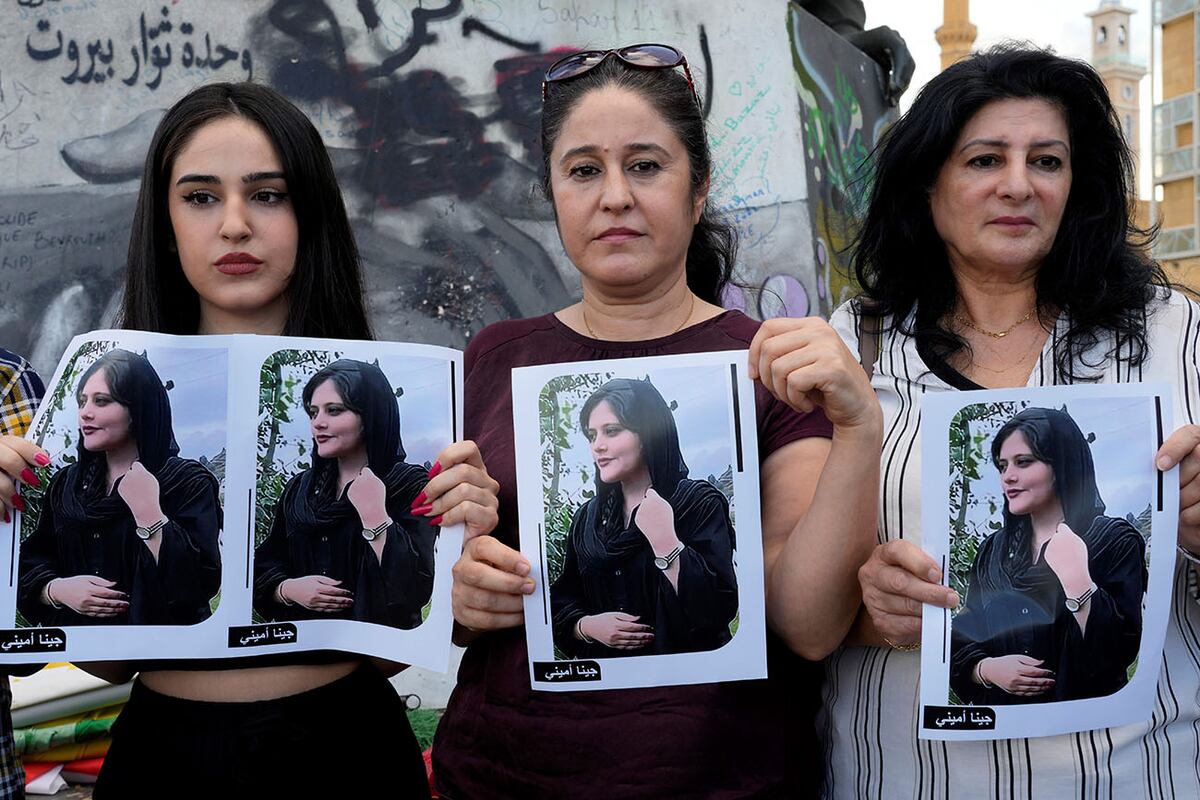 Protesta por la muerte de una mujer que fue detenida por la Policía moral, en el centro de Teherán, Irán. (AP)