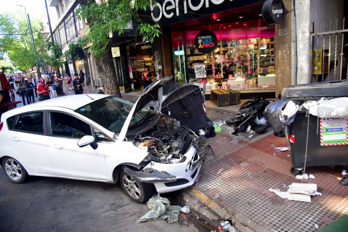 Grave siniestro. Un auto atropelló a varias personas en el Centro de la ciudad de Córdoba. (Javier Ferreyra / La Voz)