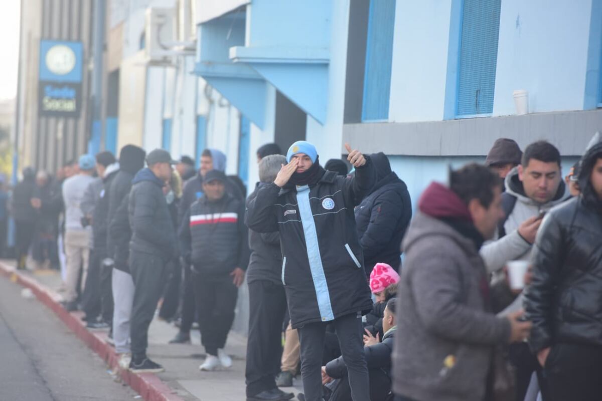 Los hinchas de Belgrano, buscando su entrada. (José Gabriel Hernández / La Voz).