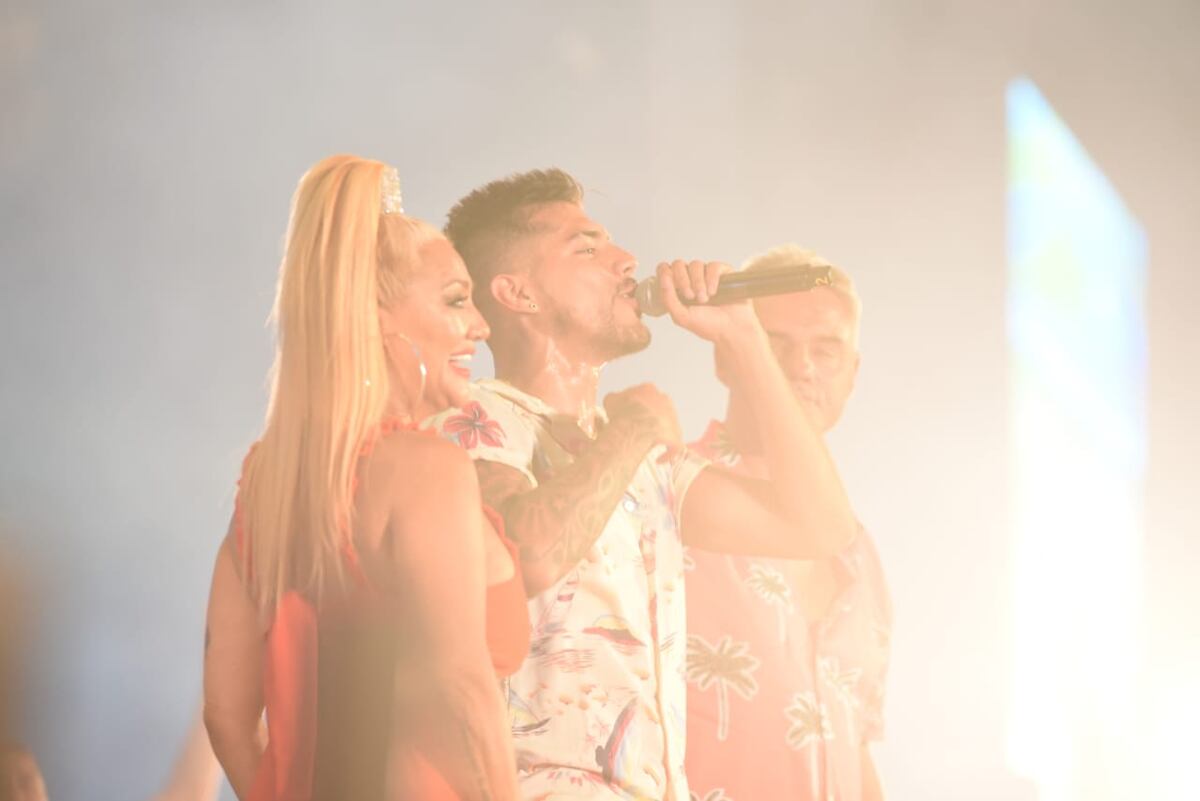 Sobre el cierre de su show, Tyago Griffo se sacó una foto junto a sus padres, Gladys La Bomba Tucumana y Ariel Griffo. (Foto: La Voz).