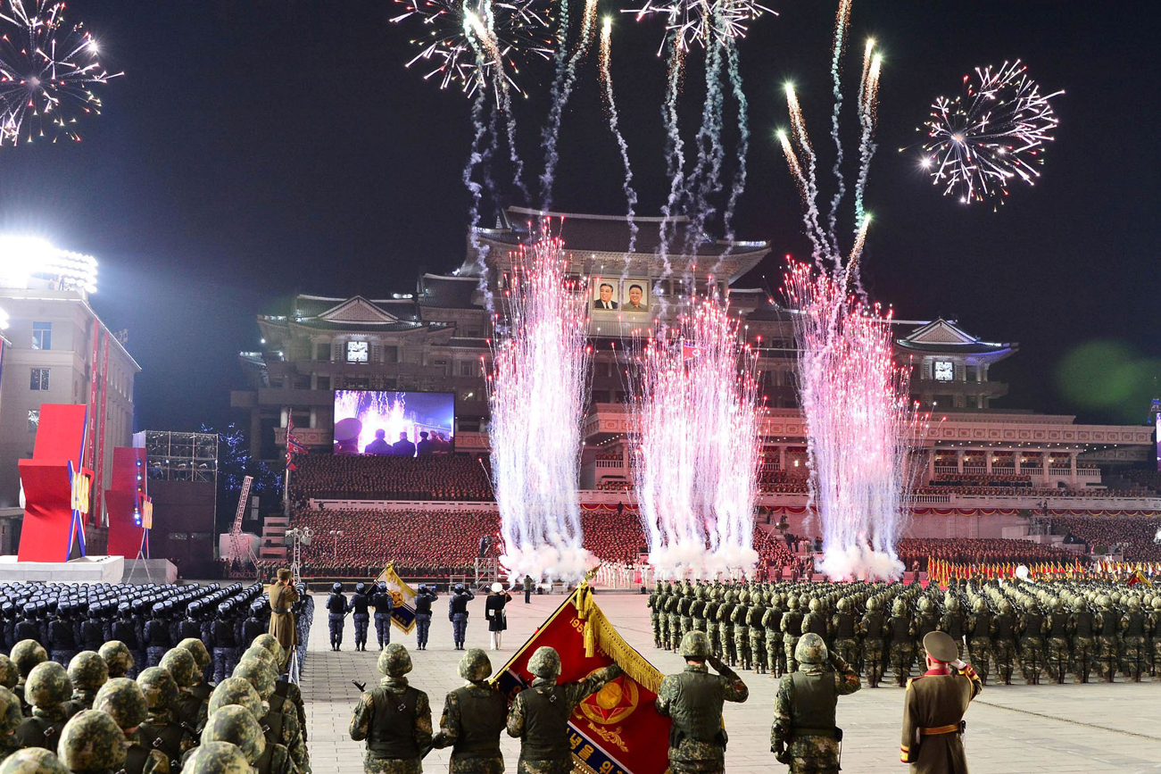 El impresionante desfile militar donde Corea del Note mostró su poderío nuclear. Kim Jong-un volvió a mostrarse con su hija (Fotos AP y DPA).