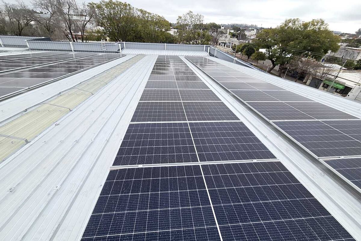 La nueva sucursal de Supermercados Becerra en Río Segundo opera con un sistema fotovoltaico de 216 kWp que abastece el 100% de su consumo diurno.