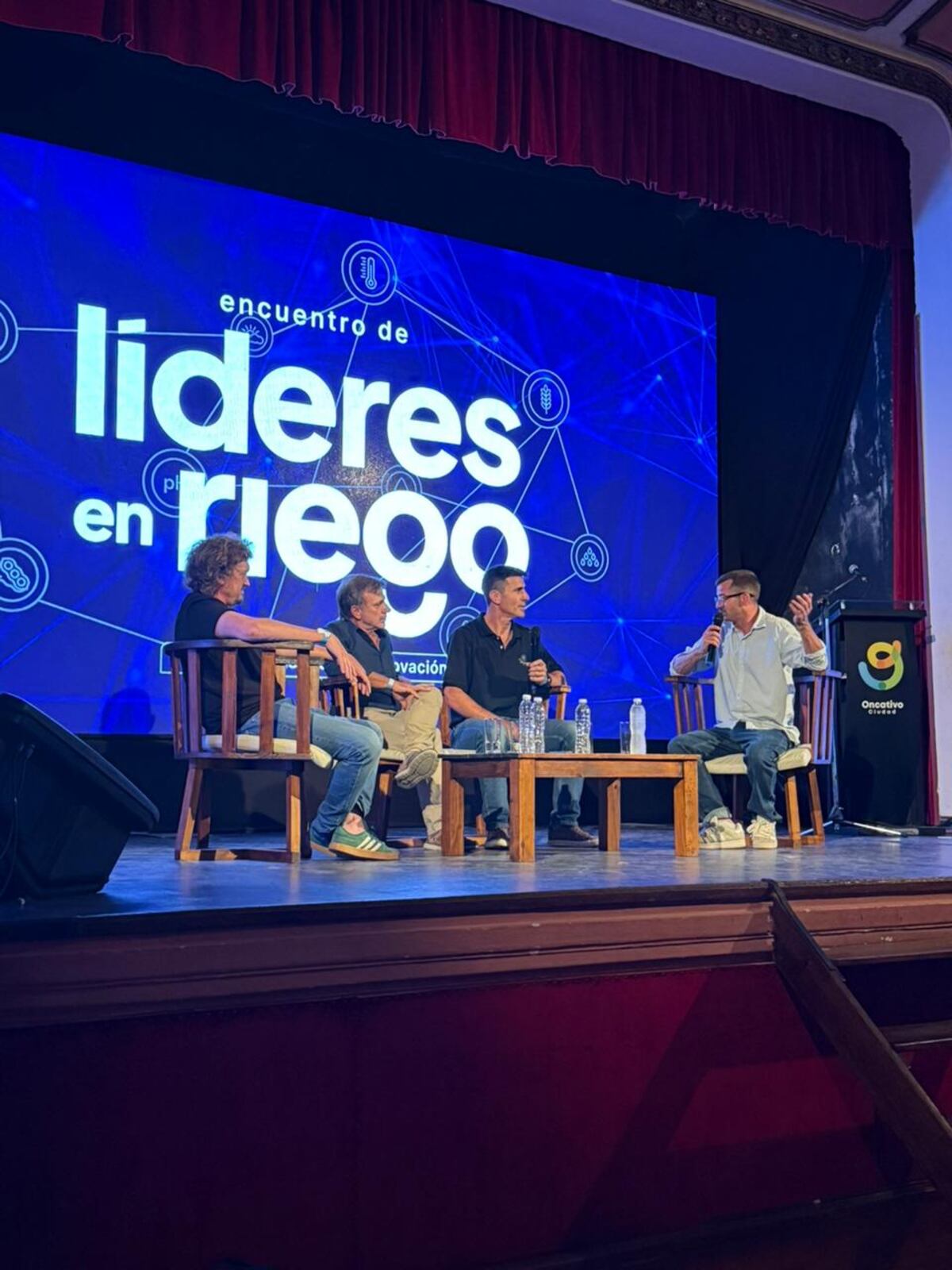 REFERENTES. El Encuentro de líderes de riego en Oncativo incluyó el testimonio de productores regantes. (Gentileza Mauro Bianco Gaido)