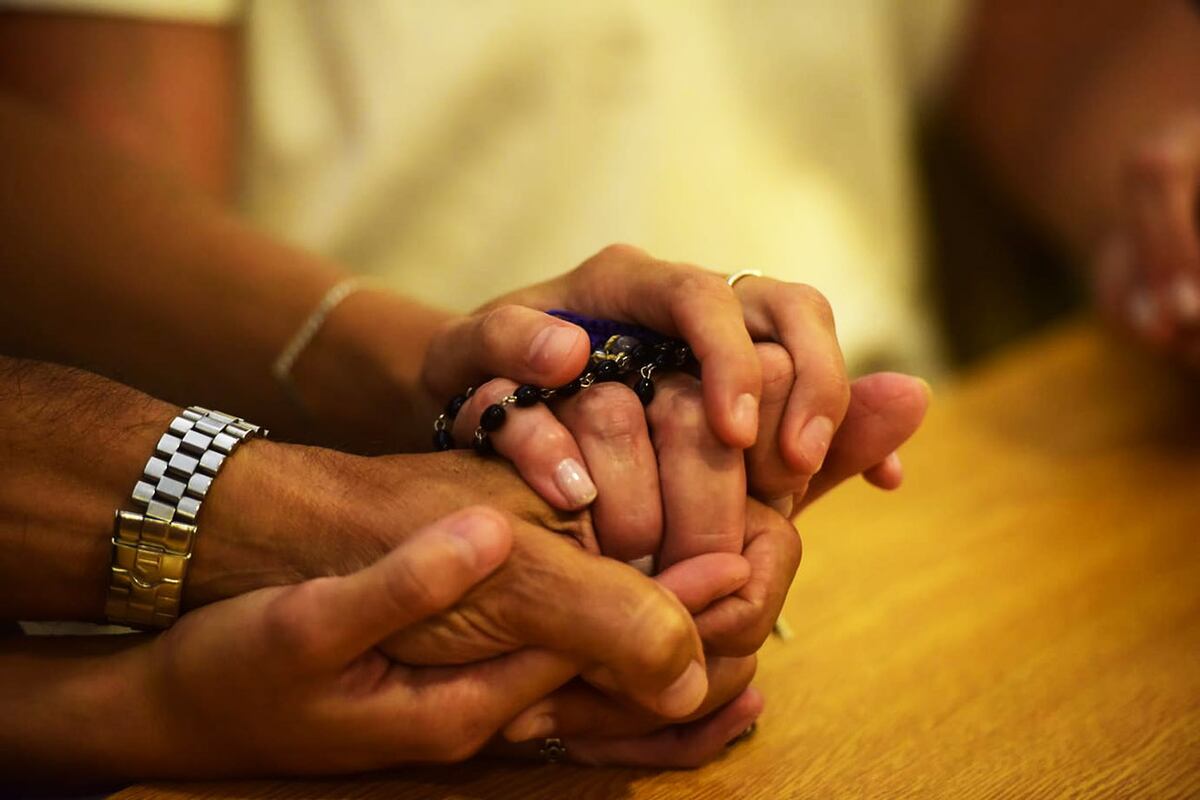 Prisión perpetua contra Néstor Soto por el asesinato de Catalina Gutiérrez. Las manos de su padre y de su madre en el momento de la sentencia. (José Hernández/La Voz)