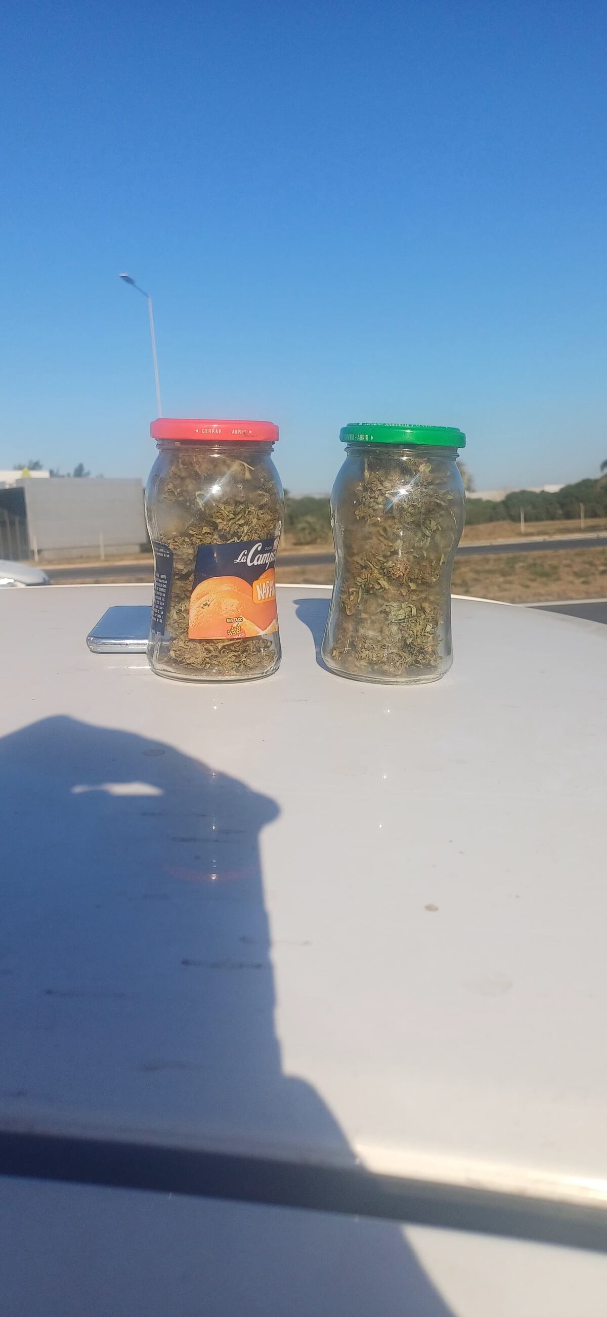 El conductor quedó detenido y se constató que circulaba con dos frascos que, aparentemente, contenían marihuana. (Policía de Córdoba)