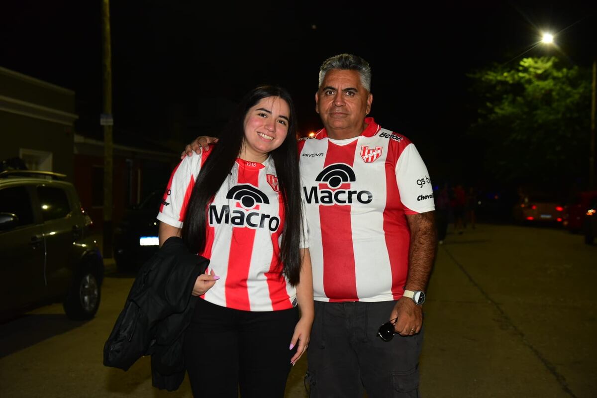 Hinchas de Instituto en la previa del partido con Central Córdoba por el Torneo Apertura. (Jorge Peñalba / La Voz)