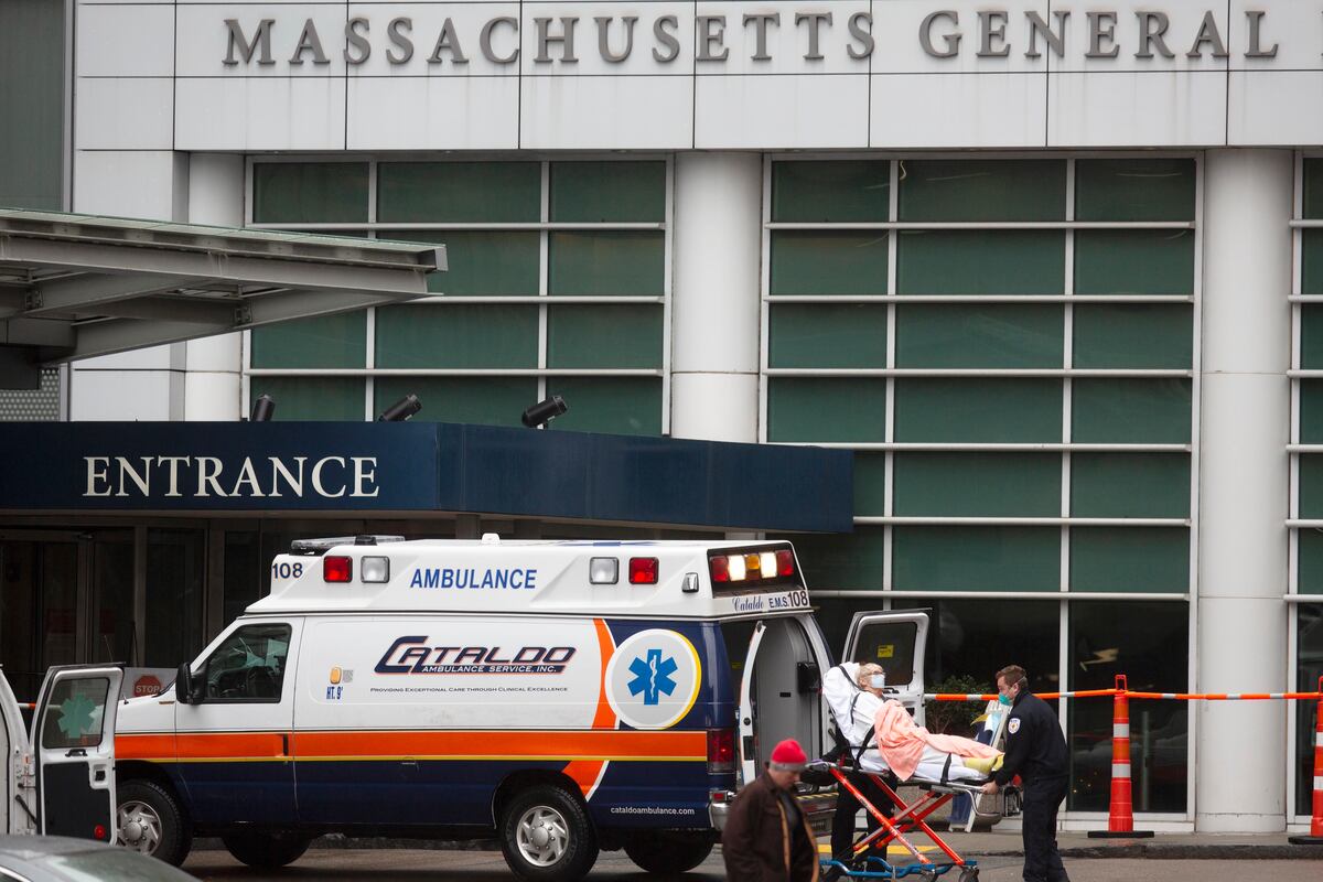 ARCHIVO - Un paciente arriba al Hospital General de Massachusetts, Boston, 3 de abril de 2020. Médicos en Boston dicen que han trasplantado el riñón genéticamente modificado de un cerdo a un paciente de 62 años. Es el primer trasplante de un riñón de cerdo a una persona viva. (AP Foto/Michael Dwyer, File)