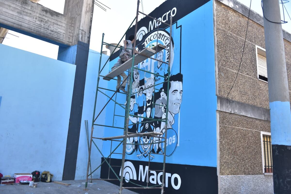 El nuevo mural de Belgrano, sobre calle La Rioja, en el Gigante de Alberdi. (José Gabriel Hernández / La Voz)