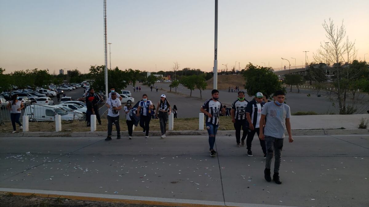 Con el 50 por ciento de aforo y las recomendaciones del caso, los hinchas de la "T" llegan el Kempes. (Foto: Javier Ferreyra)