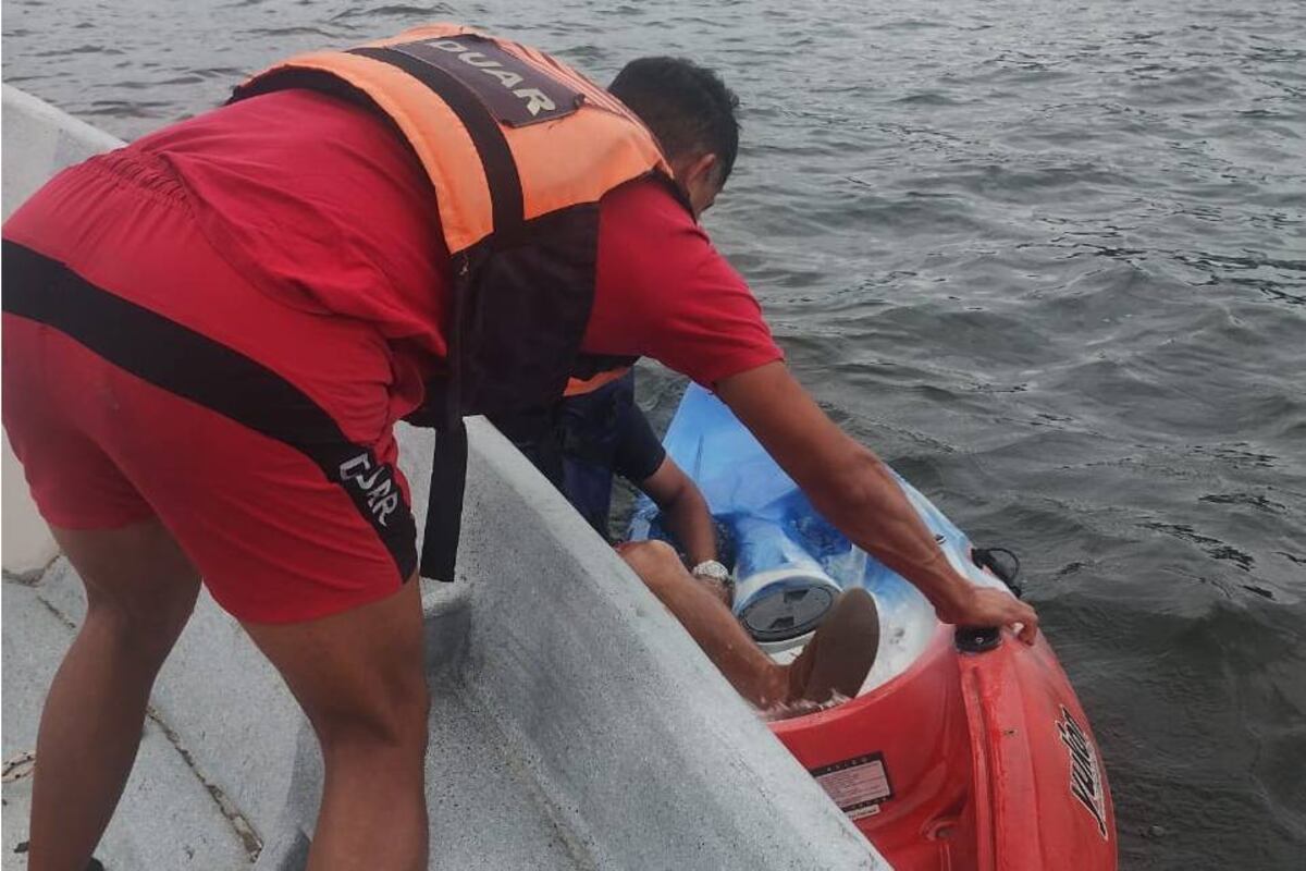 El Duar rescató a un hombre que cayó al navegar por el lago San Roque. (Duar)