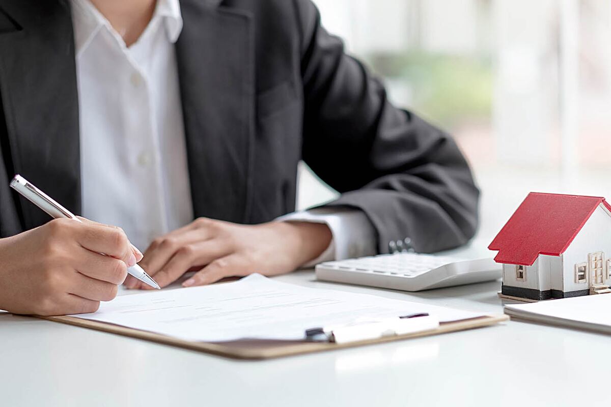 El escribano público asesora imparcialmente. Foto: Freepik