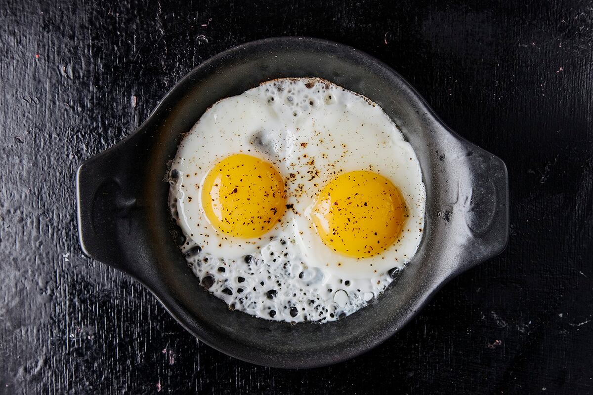 Huevos con dos yemas: qué significa encontrarlos y si es seguro comerlos. (Freepik)