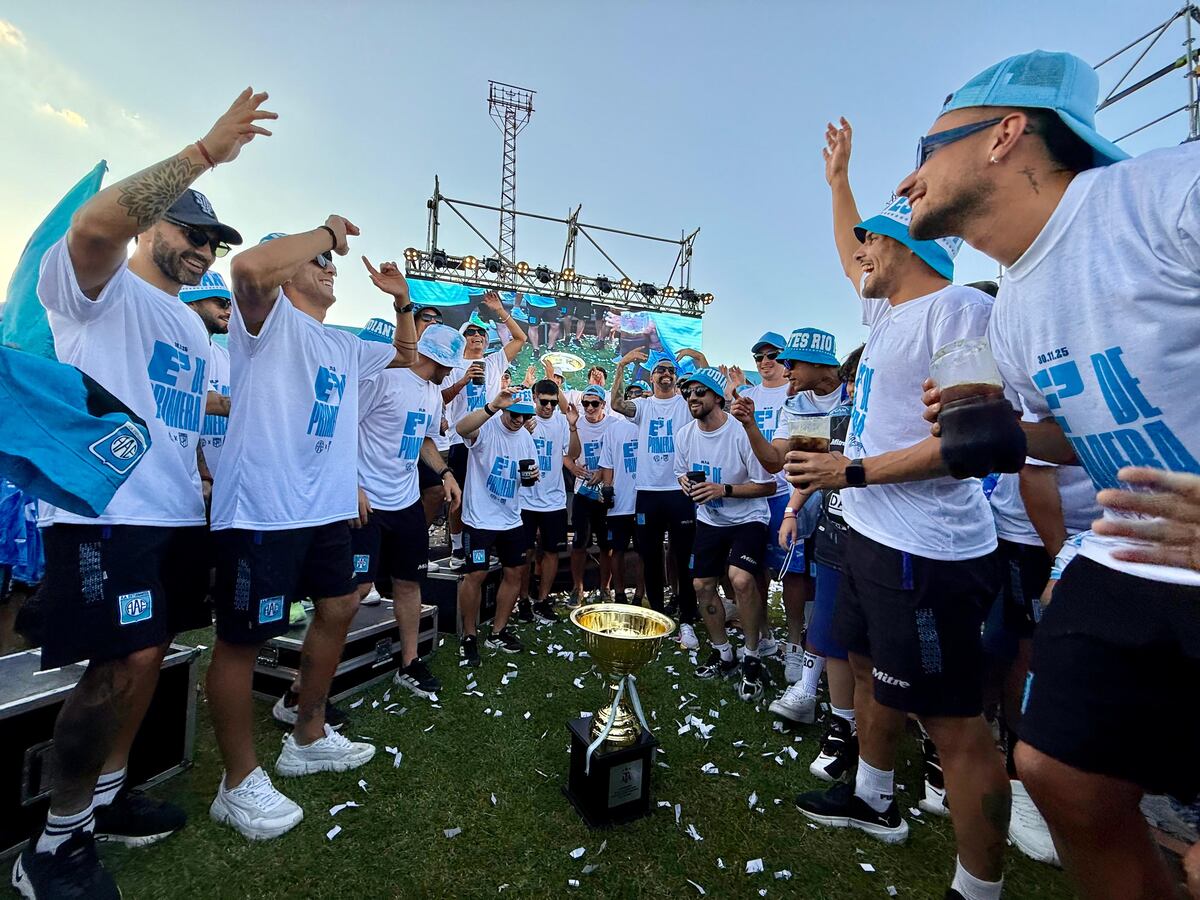 Festejos de los jugadores de Estudiantes de Rio Cuarto por el ascenso a la Primera División del Fútbol Argentino en la cancha de Rio Cuarto.