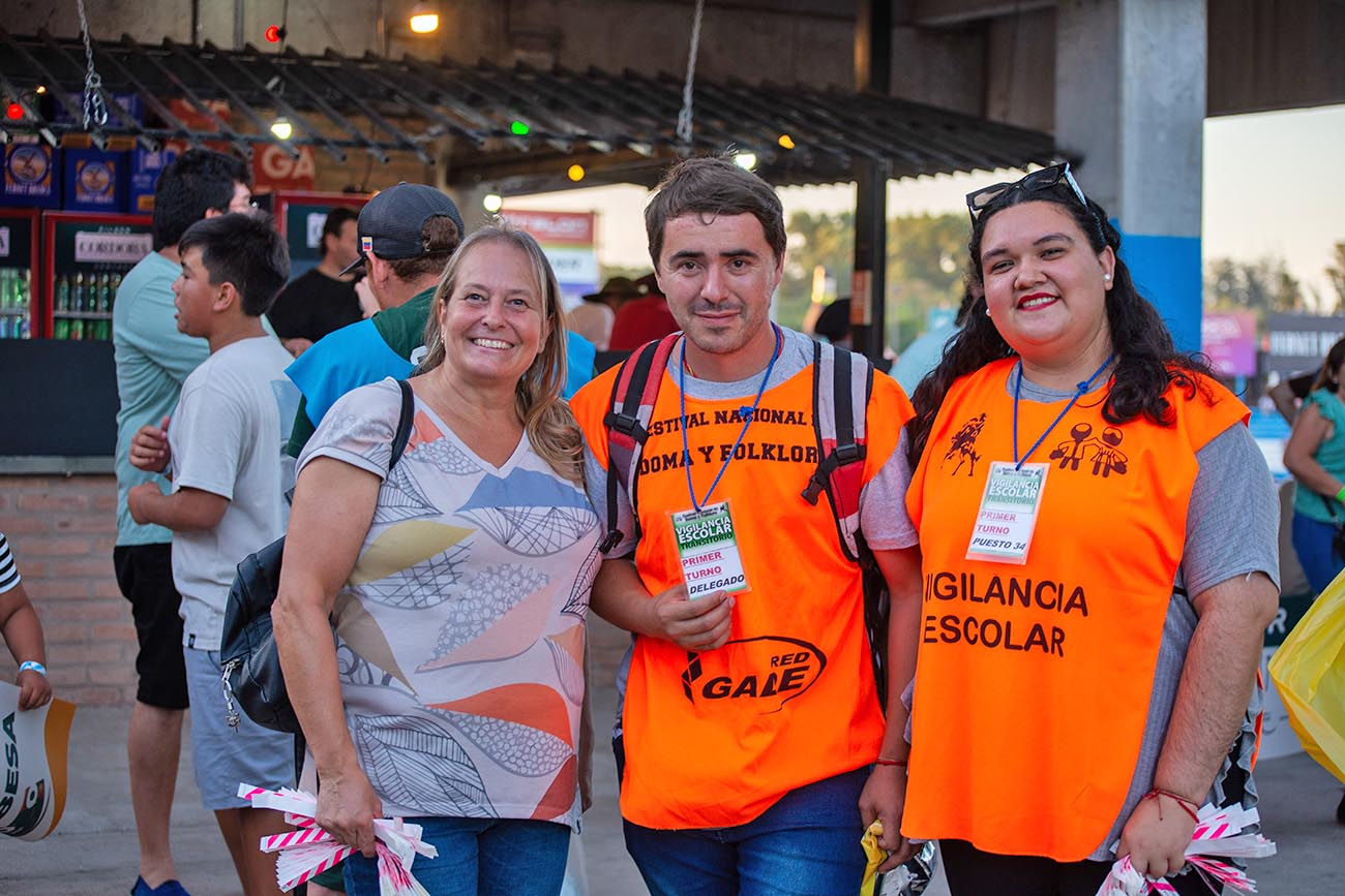 Los padres de las escuelas beneficiarias del festival colaboran durante todas las noches.