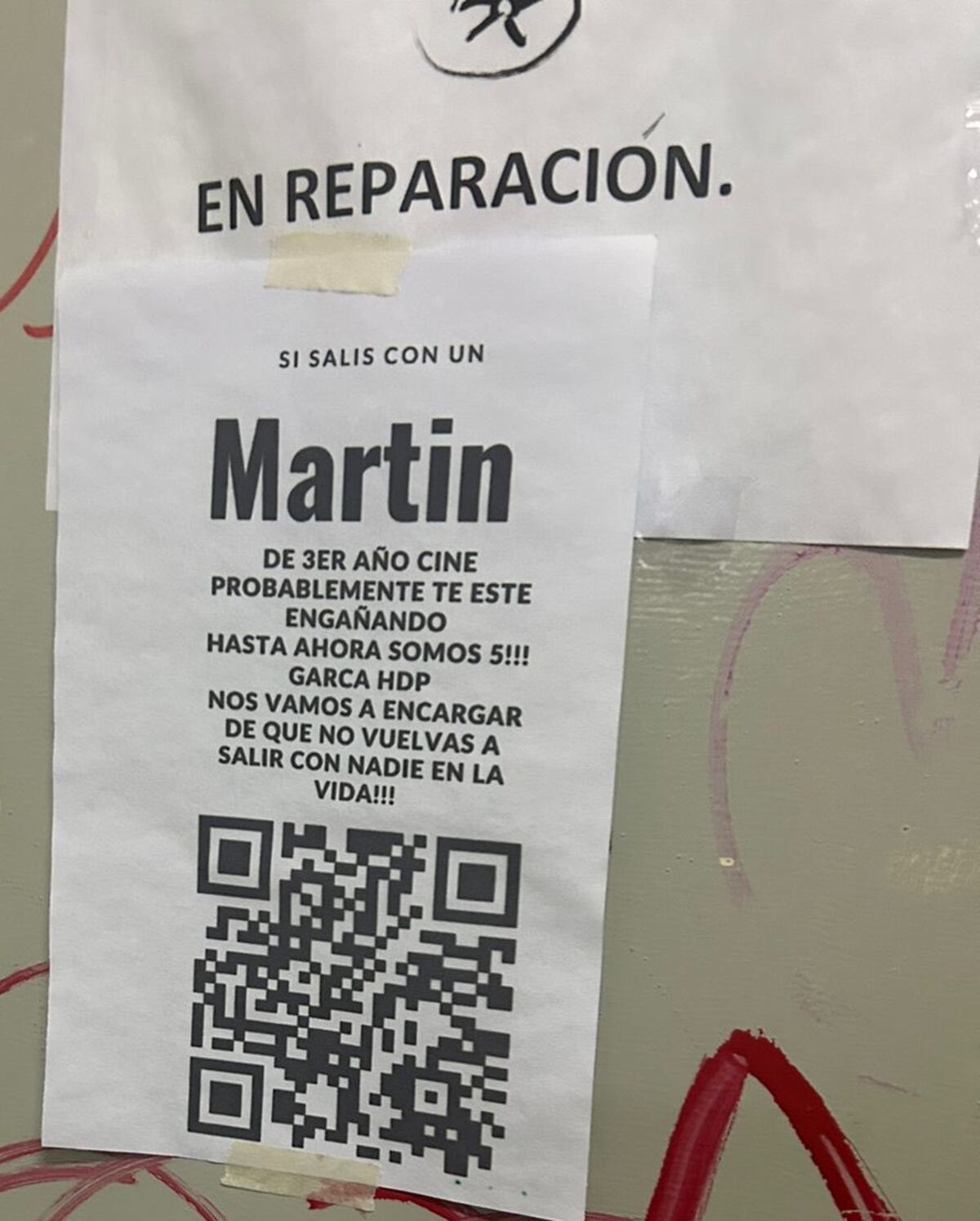 El cartel que colgaron en el baño.