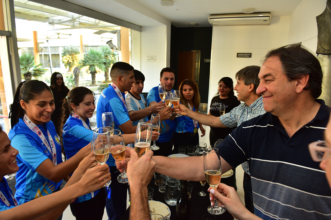 Las cordobesas campeonas del mundo en fútbol para ciegos y el cordobés Nahuel Heredia, campeón con Los Murciélagos, celebraron sus conquistas en La Voz. (José Gabriel Hernández / La Voz)