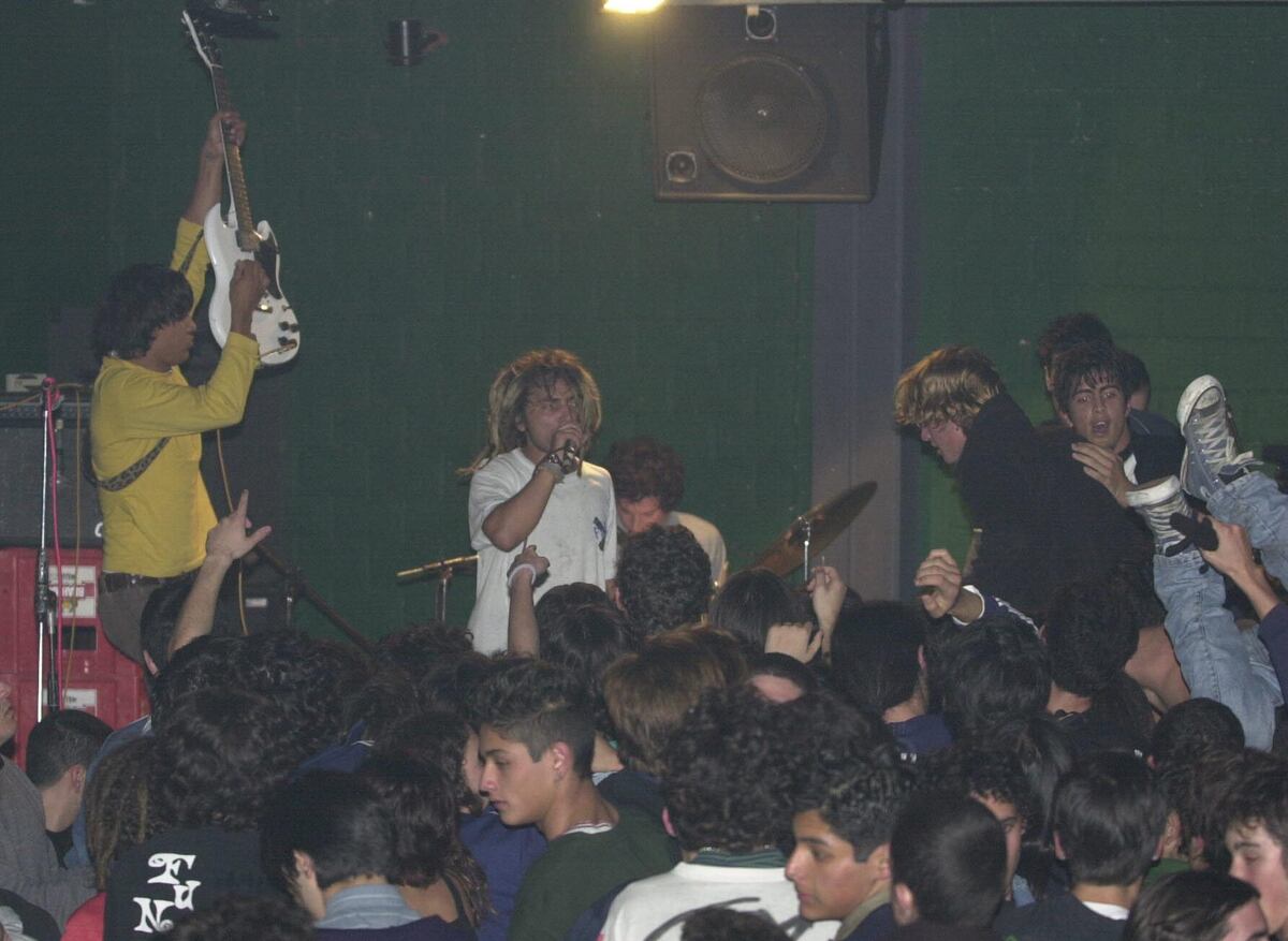 Gori y Nekro (hoy Boom Boom Kid) durante un show de Fun People en la zona del exMercado de Abasto. Fue a mediados de 2000. (La Voz/ Archivo)