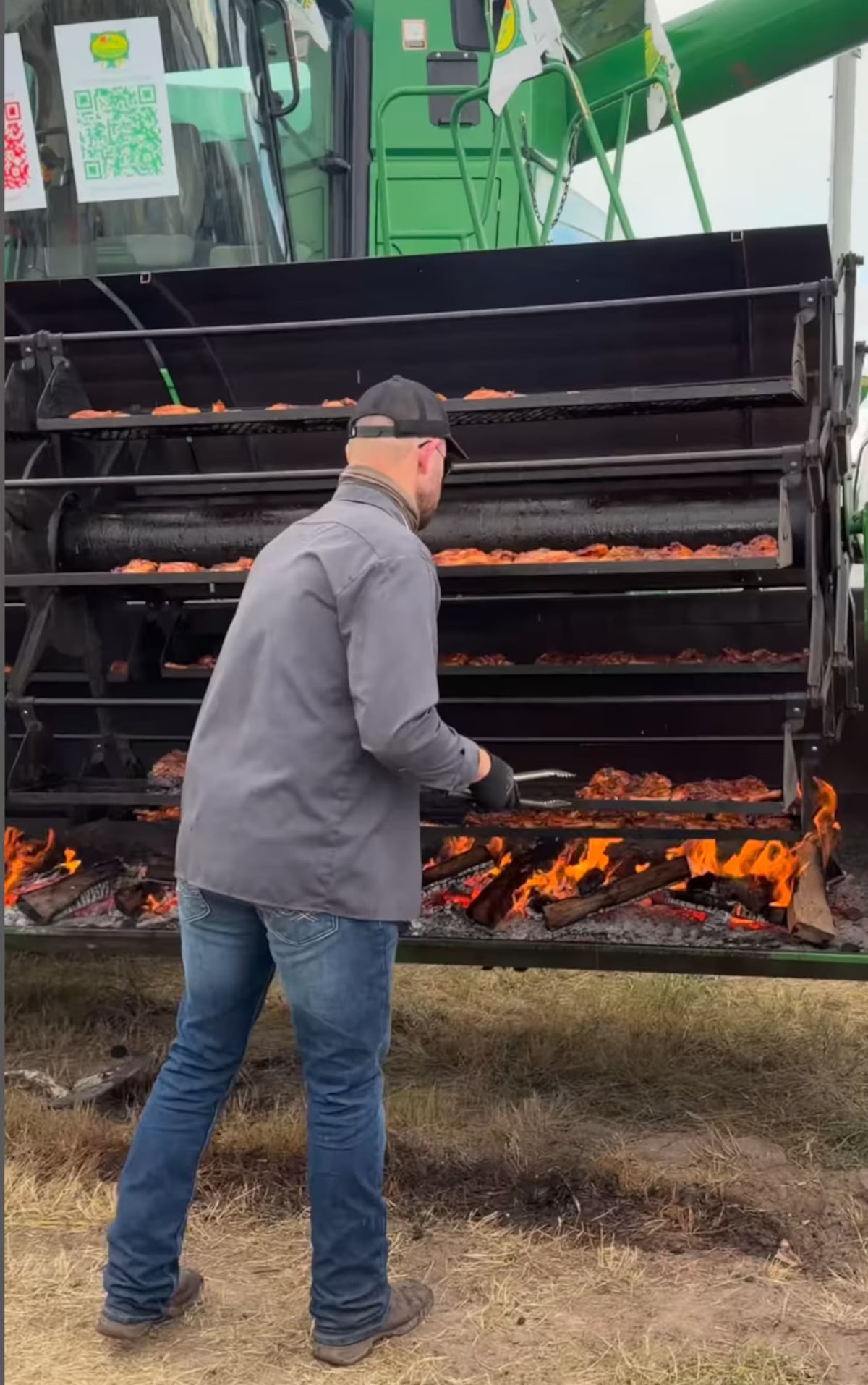 Hizo un asado gigante sobre una cosechadora y el video se volvió viral.