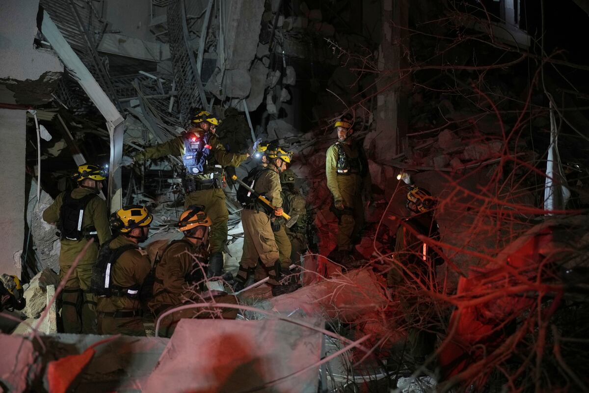 Las fuerzas de seguridad israelíes inspeccionan los edificios destruidos por un misil lanzado desde Irán, cerca de Tel Aviv, Israel, el domingo 15 de junio de 2025. (Foto AP/Ohad Zwigenberg)