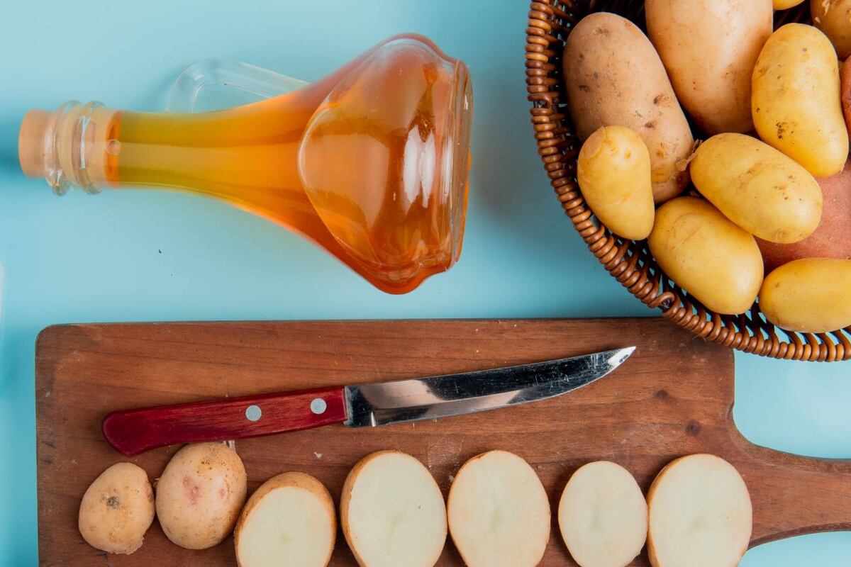 Las cáscaras de papa, combinadas con agua caliente y sal, eliminan manchas y devuelven el brillo a las ollas sin necesidad de químicos agresivos. (Freepik)