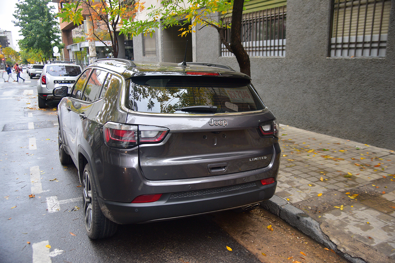 Autos sin patentes. La Casa de la Moneda dejó de hacerlas y ahora le dieron el negocio a una empresa privada que no da abasto con los pedidos. (Pedro Castillo / La Voz)