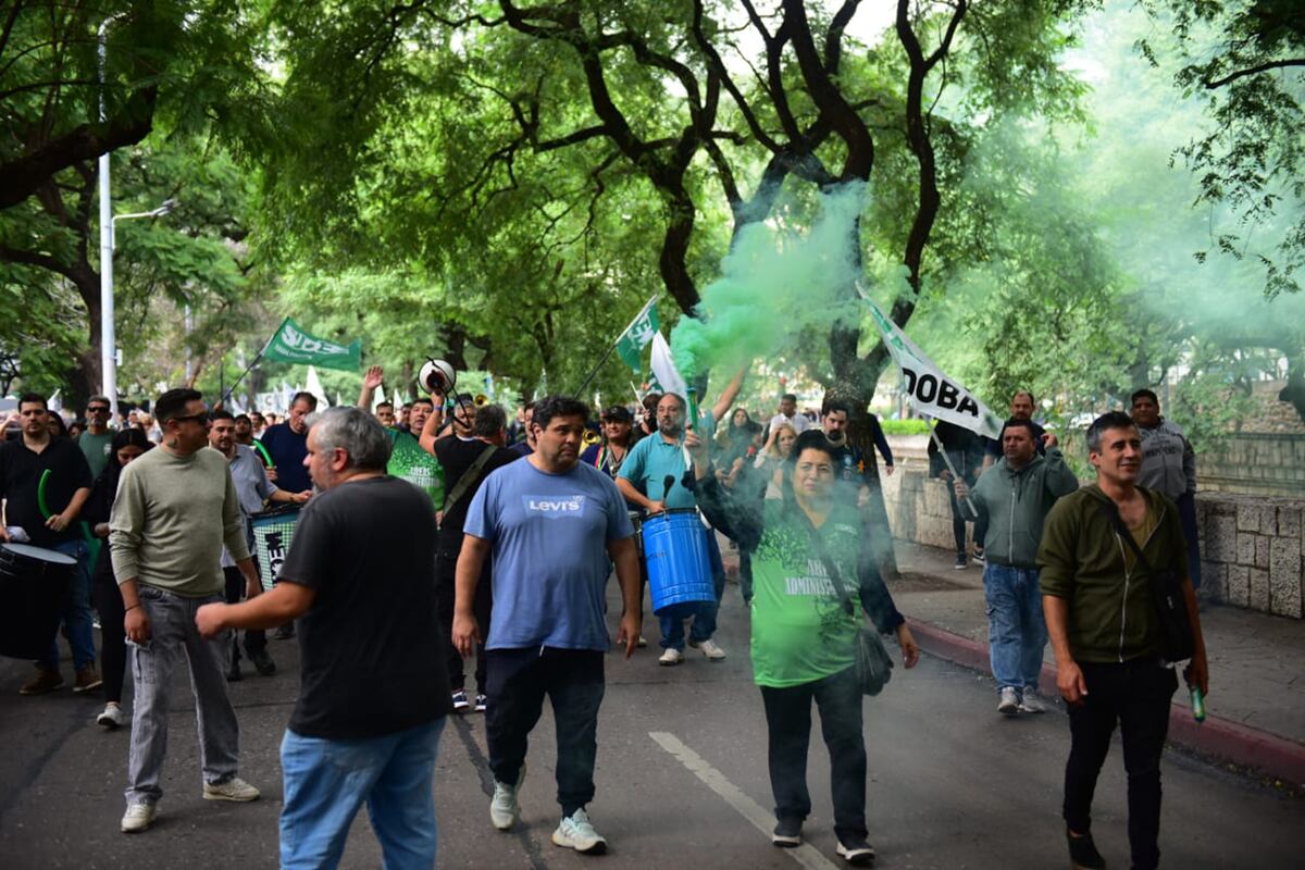 Protesta del gremio de los municipales, Suoem, por las calles de Córdoba capital contra el intendente Daniel Passerini. (Nicolás Bravo / La Voz)