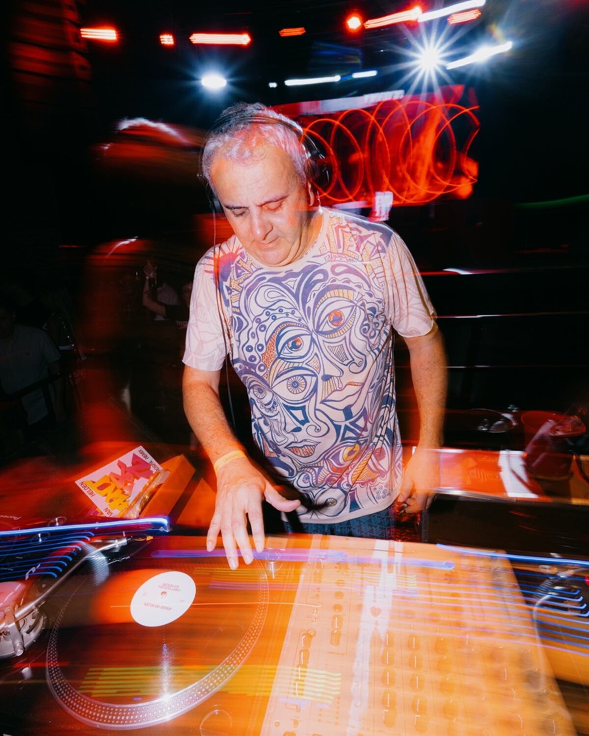 El uruguayo defiende a ultranza el riesgo y la adrenalina de mezclar música con discos de vinilo. (Gentileza Iván Hughes).