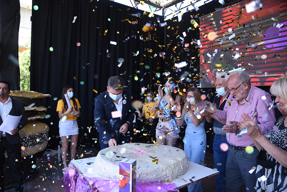 En la inauguración de la Fiesta del Alfajor en La Falda se cortó un alfajor gigante. (La Voz)