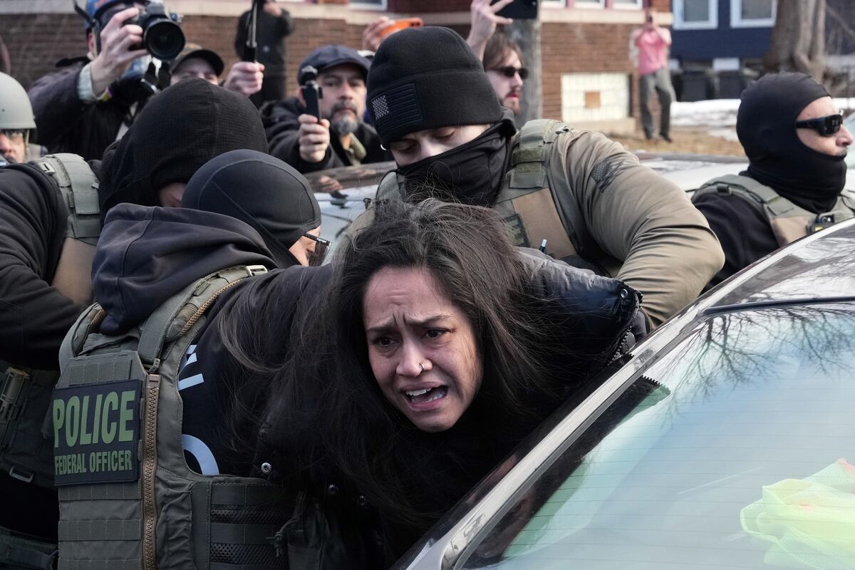 Una persona es detenida por agentes federales cerca del lugar donde Renee Good fue asesinada a tiros por un agente de ICE la semana pasada, el martes 13 de enero de 2026, en Minneapolis. (Foto AP/Adam Gray).