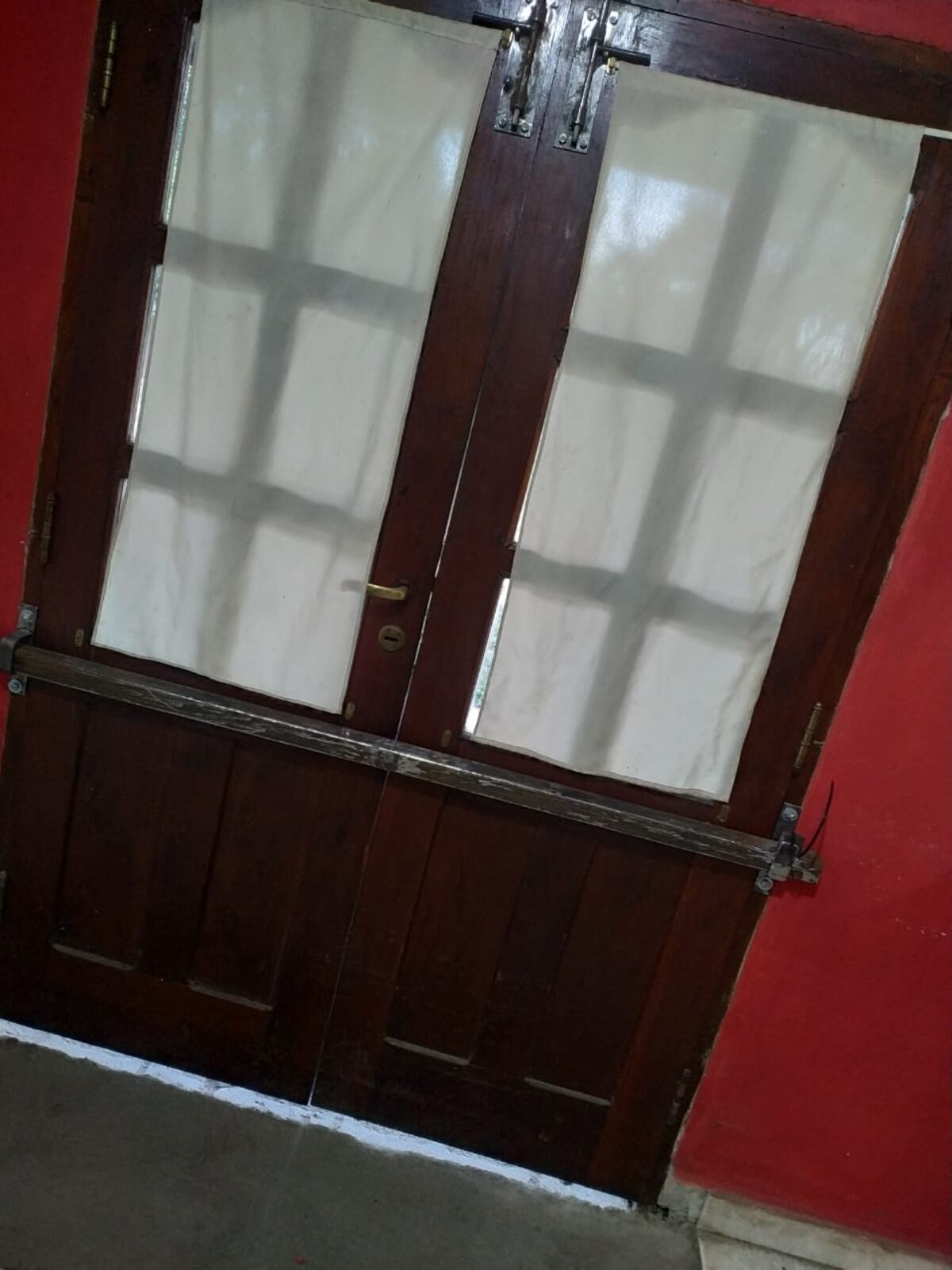 Inseguros. La familia ya no sabe cómo reforzar la casa para evitar los robos.