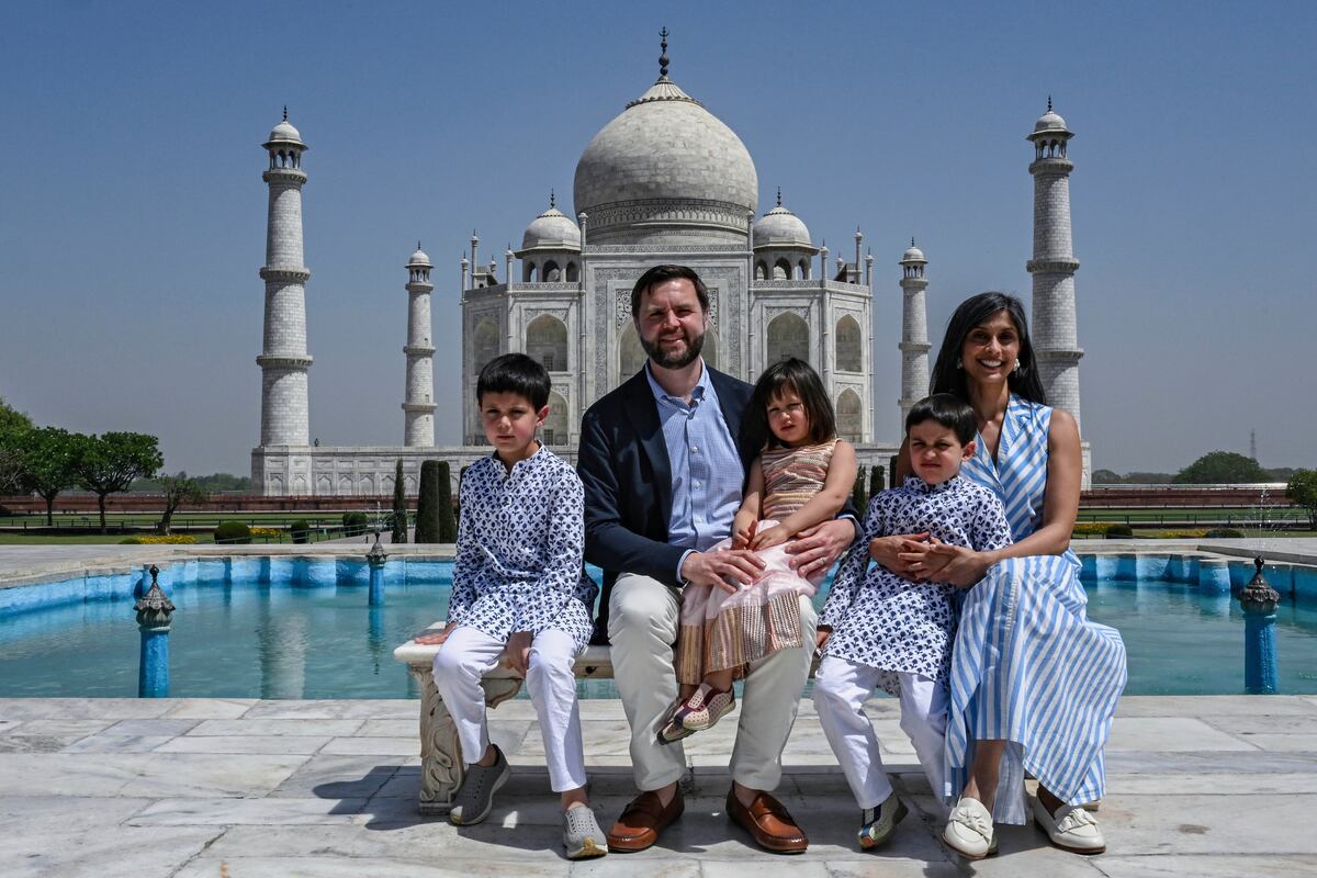 El vicepresidente de Estados Unidos, JD Vance, y su familia, incluida su esposa Usha Vance, visitan el Taj Mahal, el miércoles 23 de abril de 2025, en Agra, India. (Kenny Holston /The New York Times vía AP, Pool)