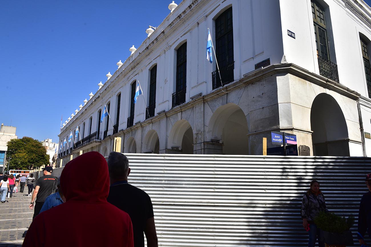 Arreglos en la fachada del Cabildo. (José Gabriel Hernández / La Voz)