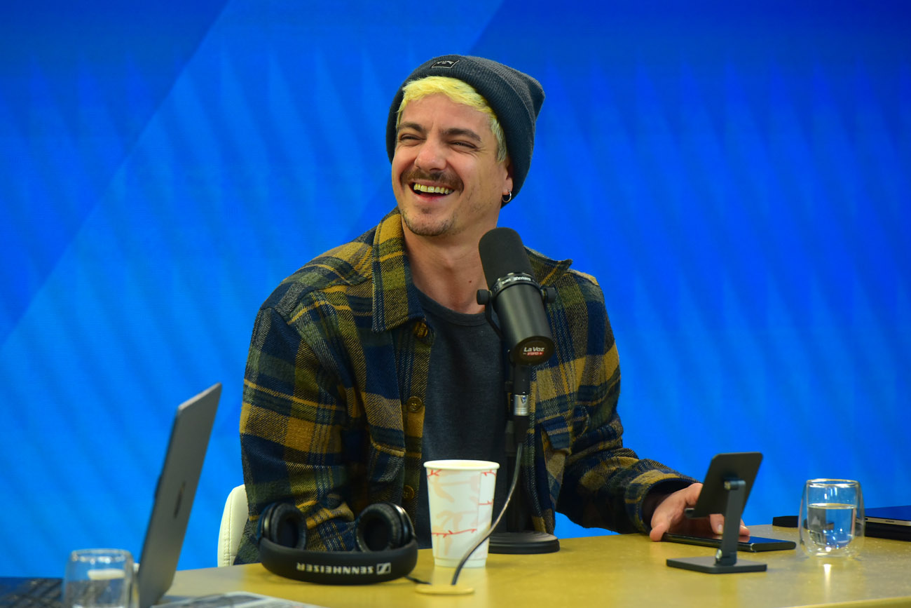 El actor e influencer Facundo Gambandé presentando su obra Las Cosas Maravillosas en el streaming de La Voz en Vivo. (Nicolás Bravo / La Voz)