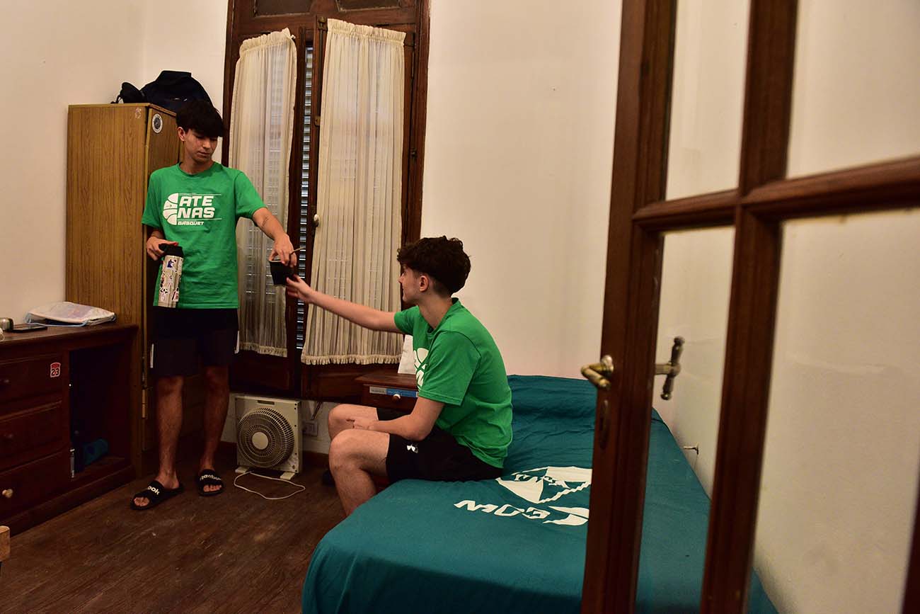 "La casita de Atenas", la vivienda que reemplaza la histórica pensión de Atenas en barrio General Bustos y alberga a ocho jugadores de la cantera. (José Gabriel Hernández / La Voz)