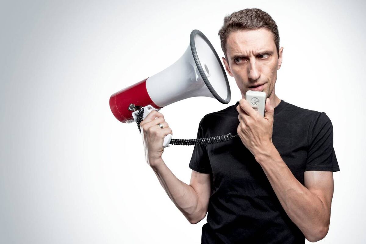 La voz interna o voz interior es esa narrativa que acompaña silenciosamente a nuestras reflexiones, decisiones y procesos mentales cotidianos. (Shutterstock)