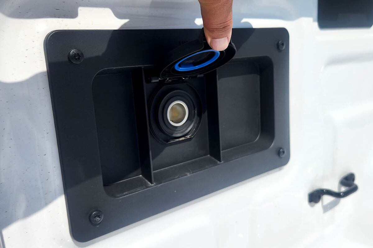 La caja cuenta con toma de 12V/180W. También dispone de seis ganchos.