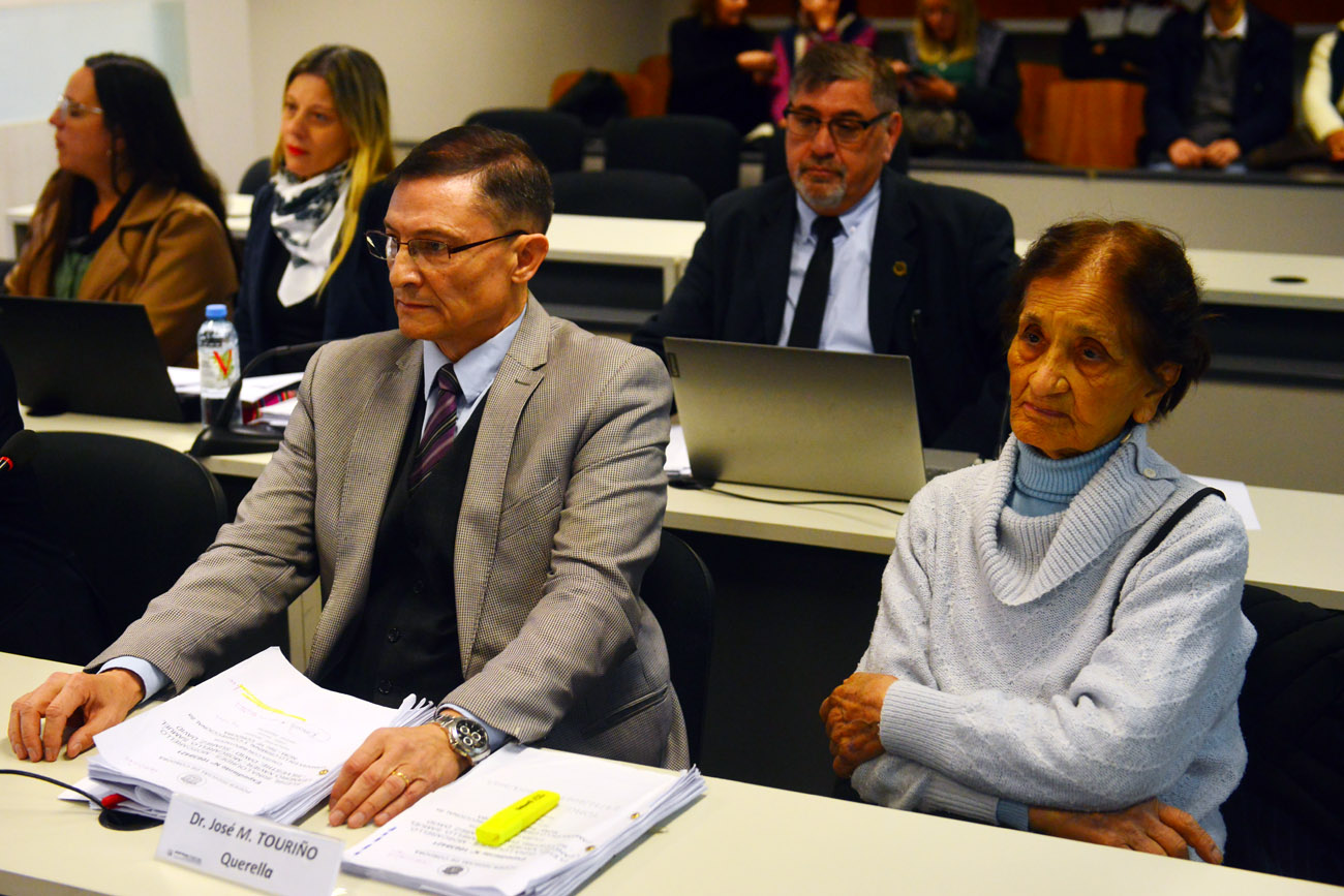 Querella. La mamá de la víctima, Ramona de Flehr, asistida por el abogado Marcelo Touriño. (Nicolás Bravo / La Voz)