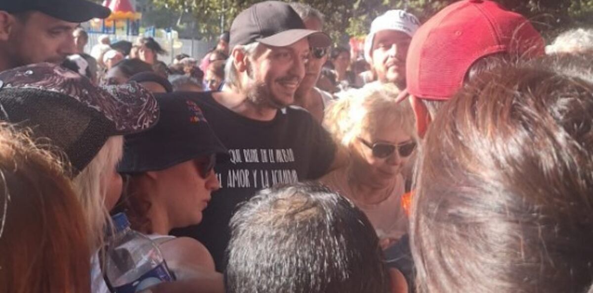 Máximo Kirchner, en la marcha LGBT+ Antifascismo de este sábado. (Clarín)