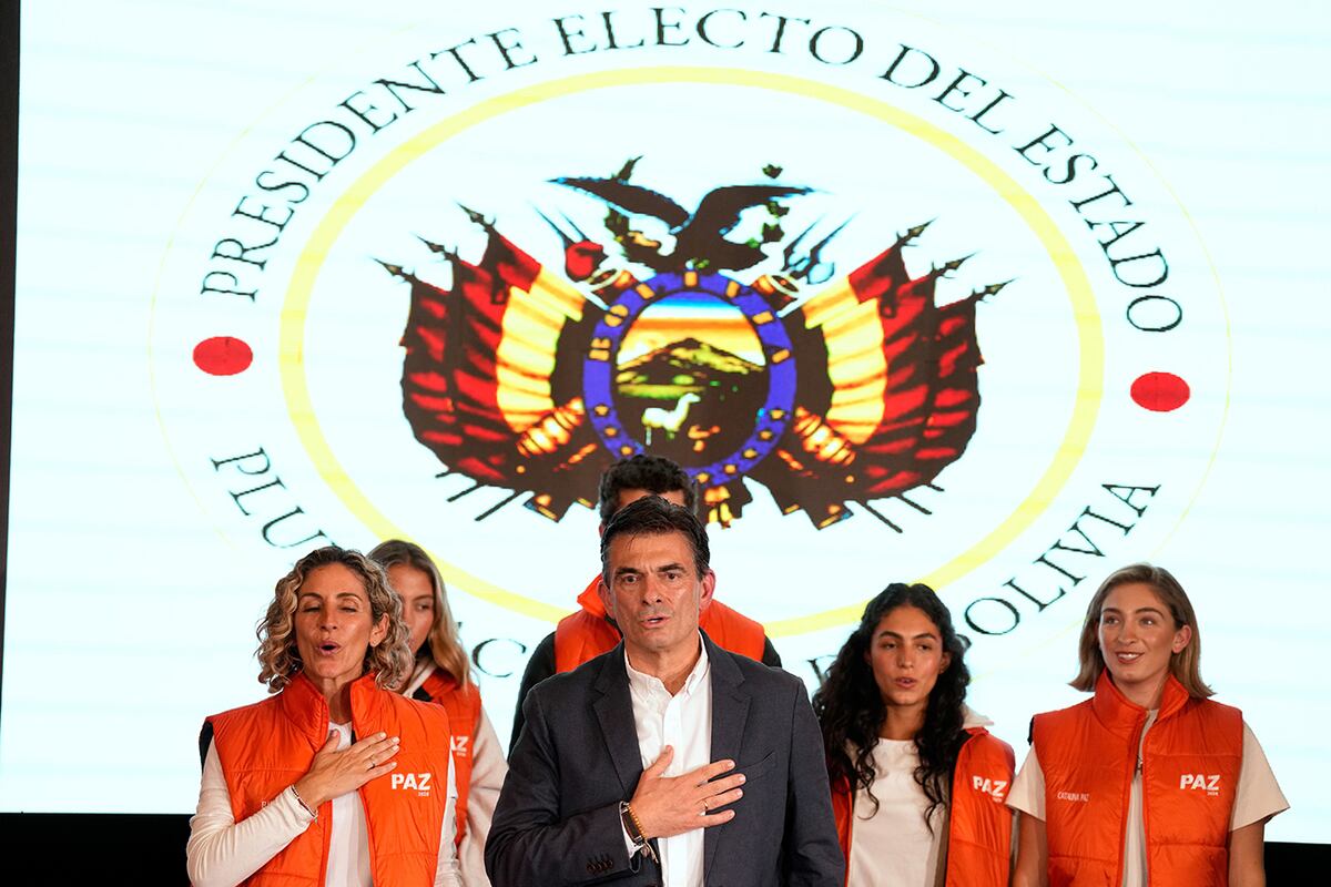 El candidato presidencial Rodrigo Paz se dirige a sus partidarios después de que los resultados preliminares lo mostraran como líder en la segunda vuelta de las elecciones presidenciales en La Paz, Bolivia, el domingo 19 de octubre de 2025. (Foto AP/Natacha Pisarenko)