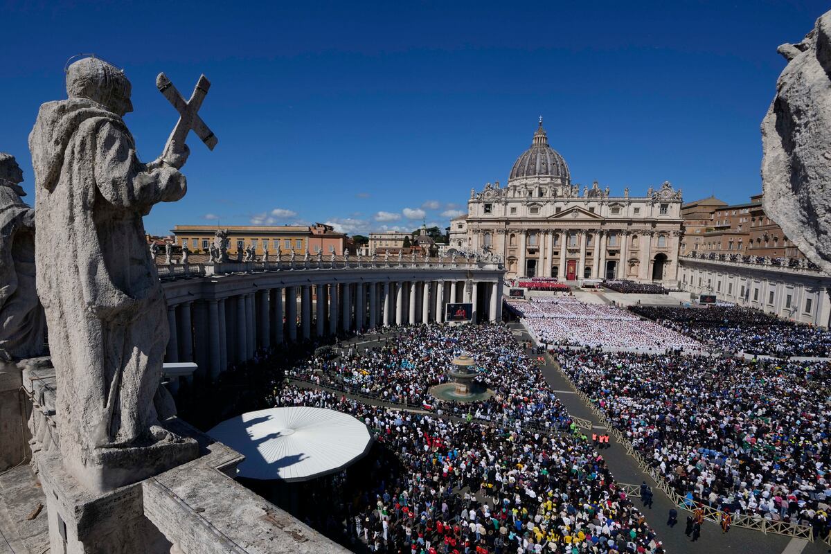 Vista del funeral del papa Francisco en la Plaza de San Pedro en el Vaticano, el sábado 26 de abril de 2025. (AP Foto/Gregorio Borgia)