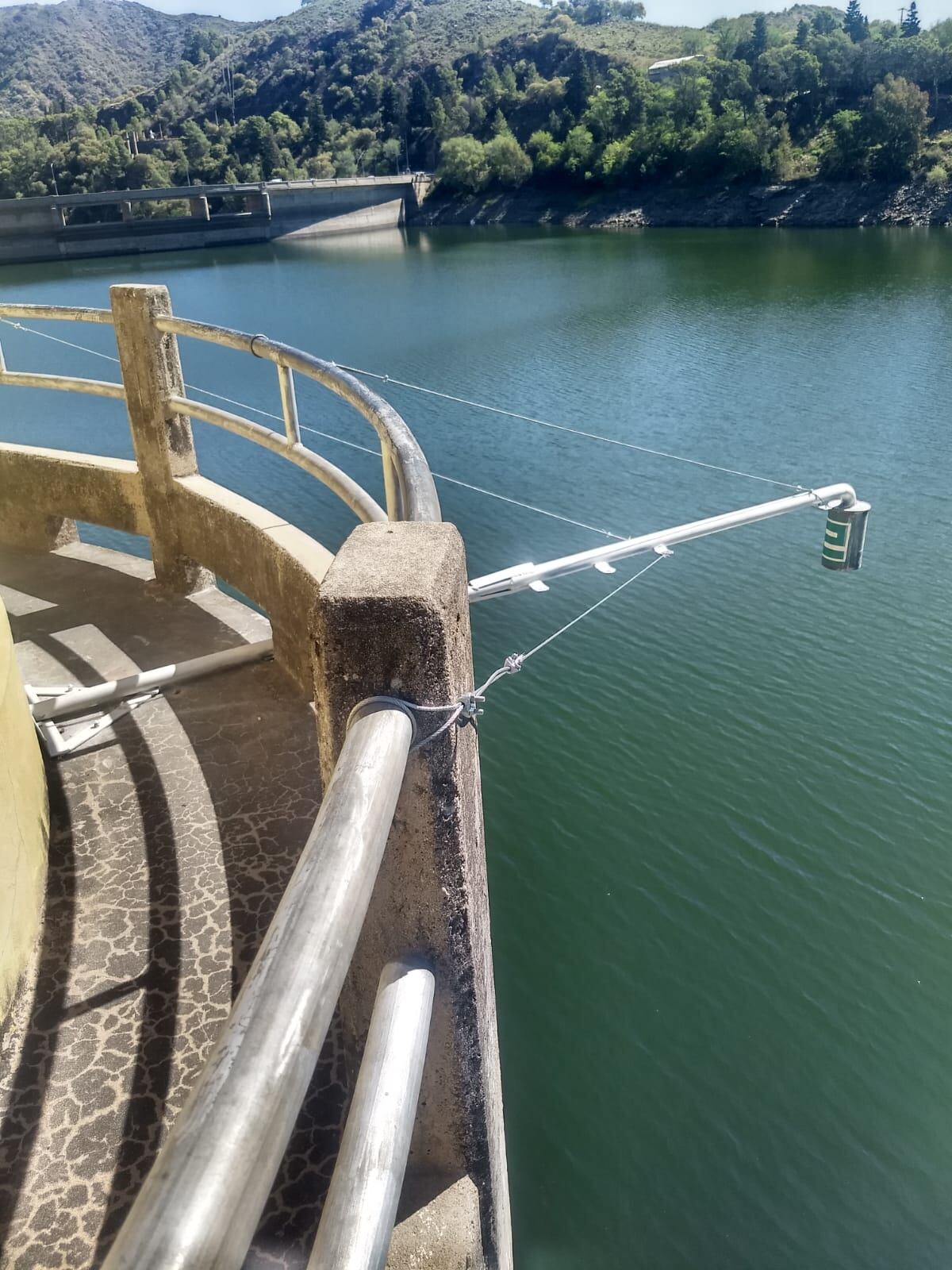 Un sensor con ultrasonido que monitorea en forma constante el nivel del embalse. (Omixom)