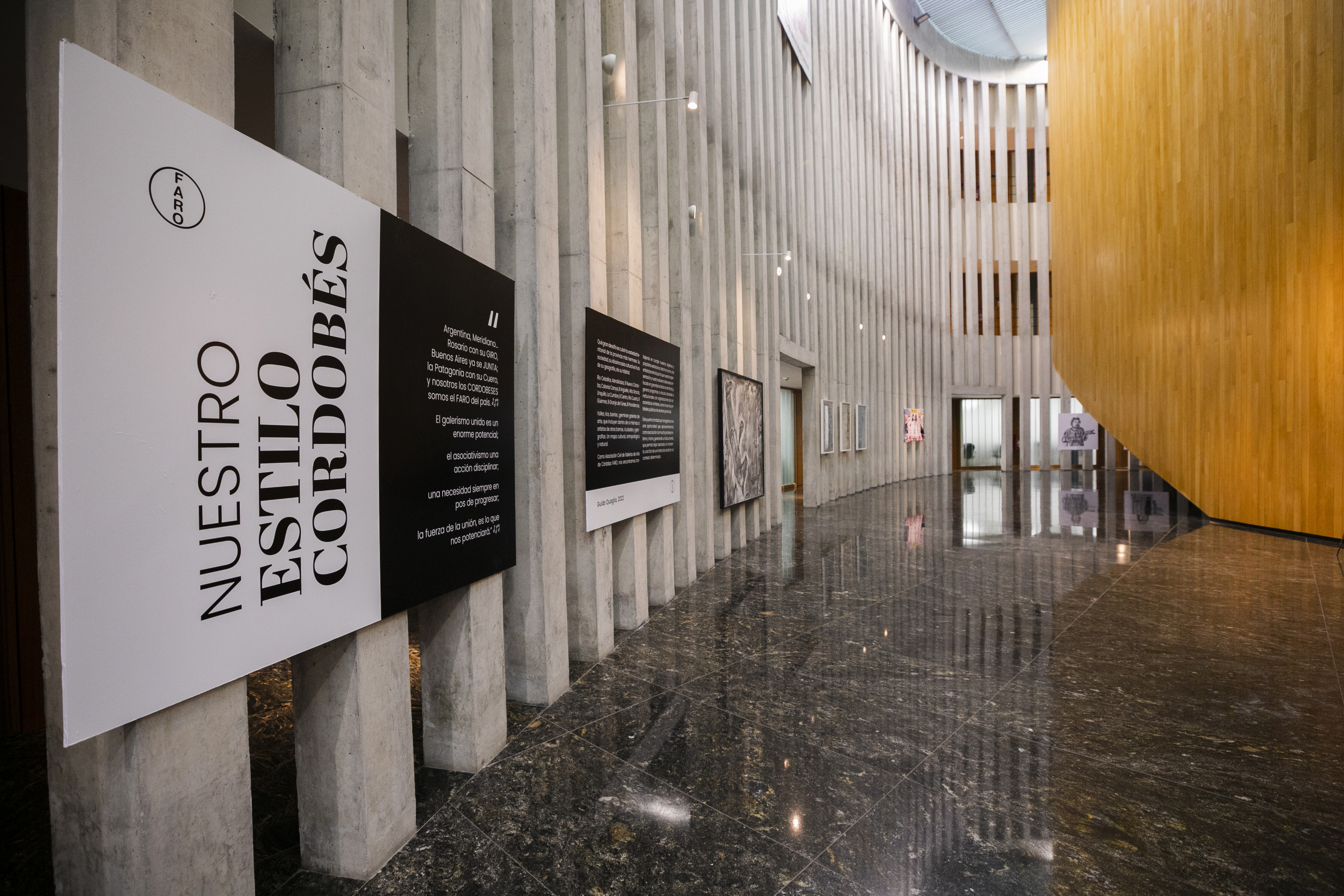 La muestra propone un diálogo entre el gran formato de las obras y la escala del lugar (Prensa Legislatura).