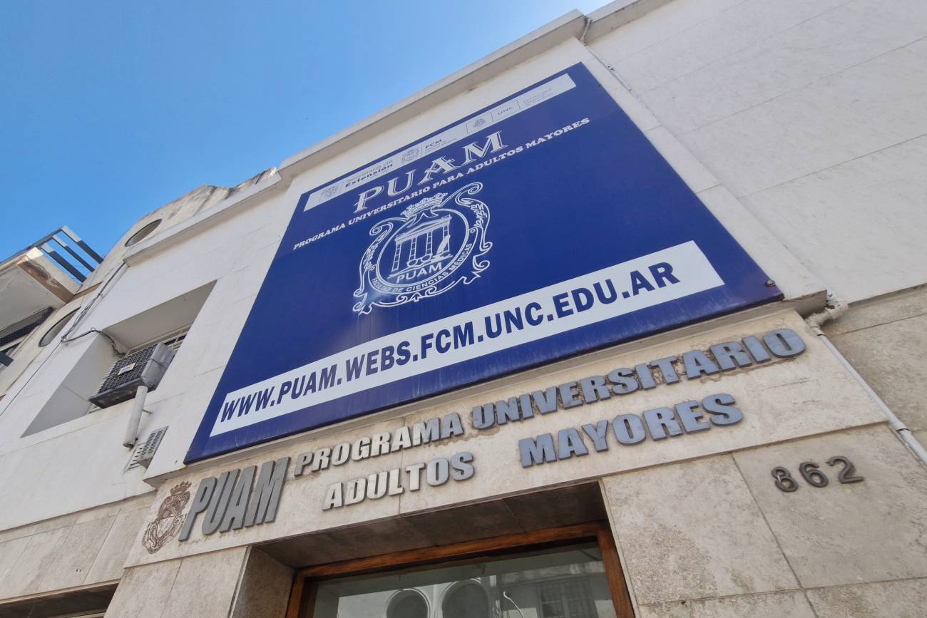 Fachada del Programa Universitario de Adultos Mayores (Puam) de la UNC, ubicado en calle Santa Rosa 862, donde se dictan talleres y actividades educativas para personas de 60 años y más. (Foto: Federico Gonzalez)